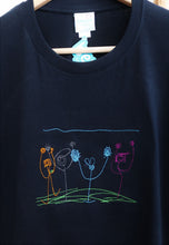 Carregar imagem no visualizador da galeria, T-shirt Adulto com Desenho Infantil Bordado