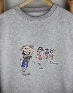 Camisola Decote Redondo Adulto com desenho Infantil bordado no peito.